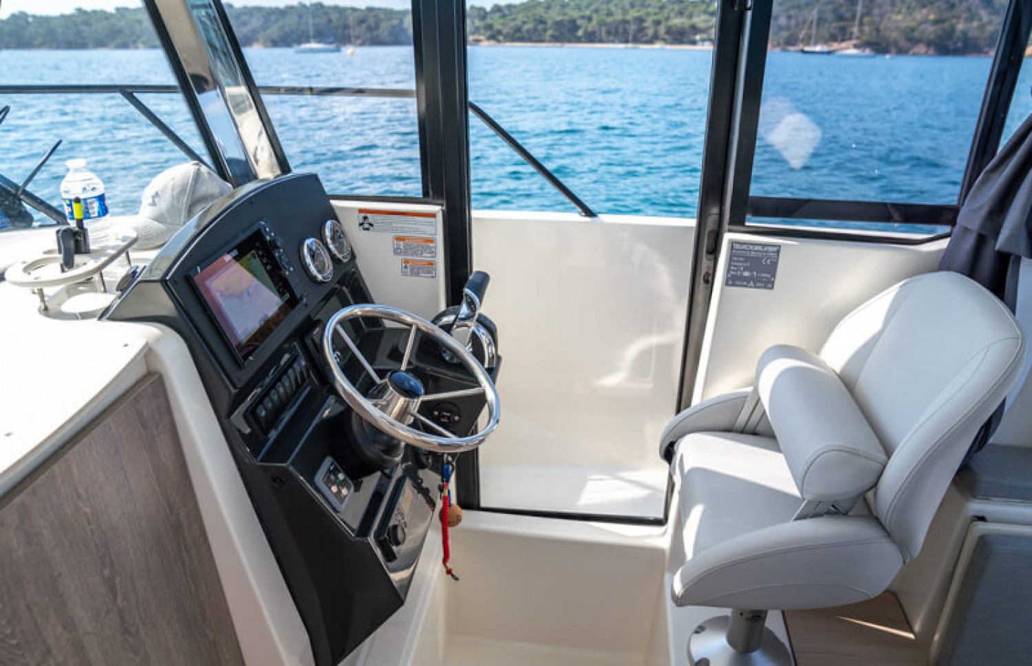 slider 6 Quicksilver Captur 705 Pilothouse